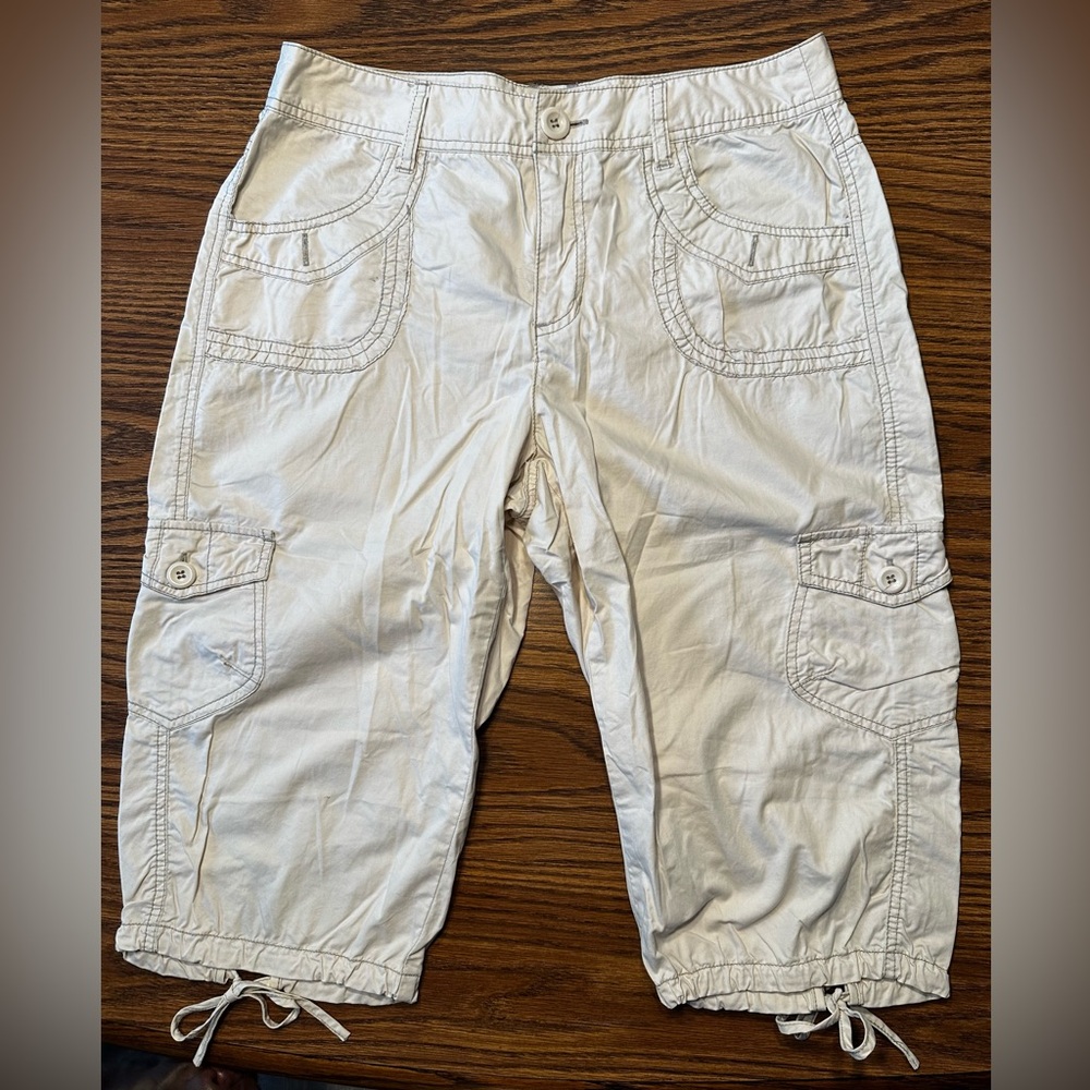 Dress barn, size 8, khaki Capri cargo